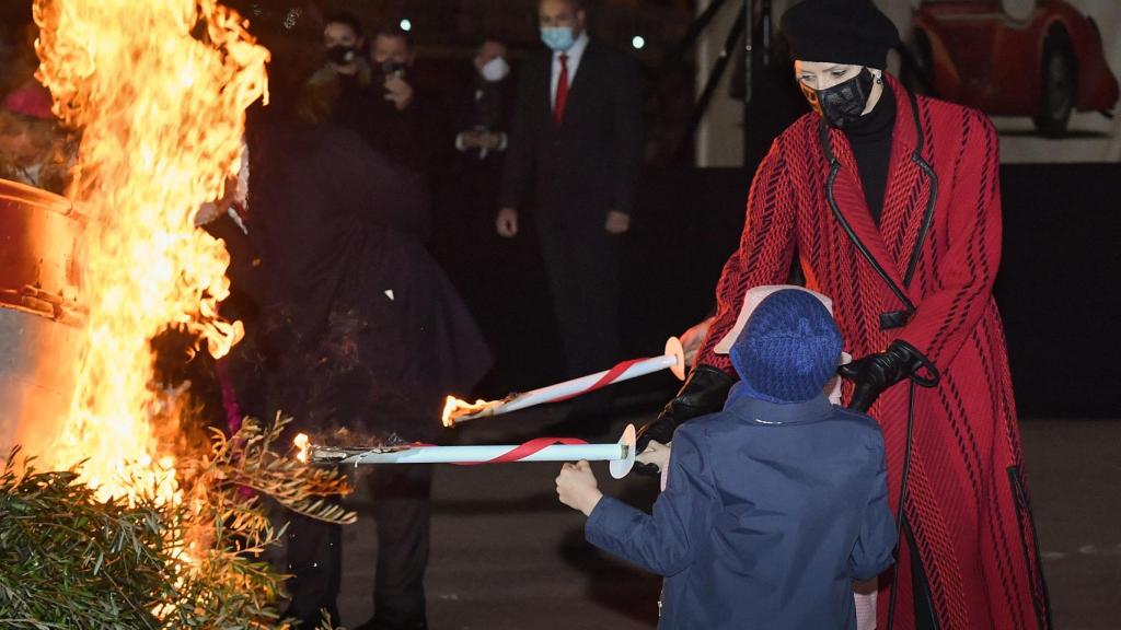 Charlène, la noche de Santa Devota, con sus hijos.