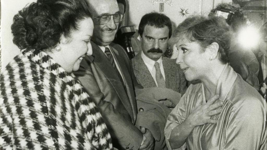 Jesús mirando cómo se saludan Lina Morgan y su gran amiga Caballé.