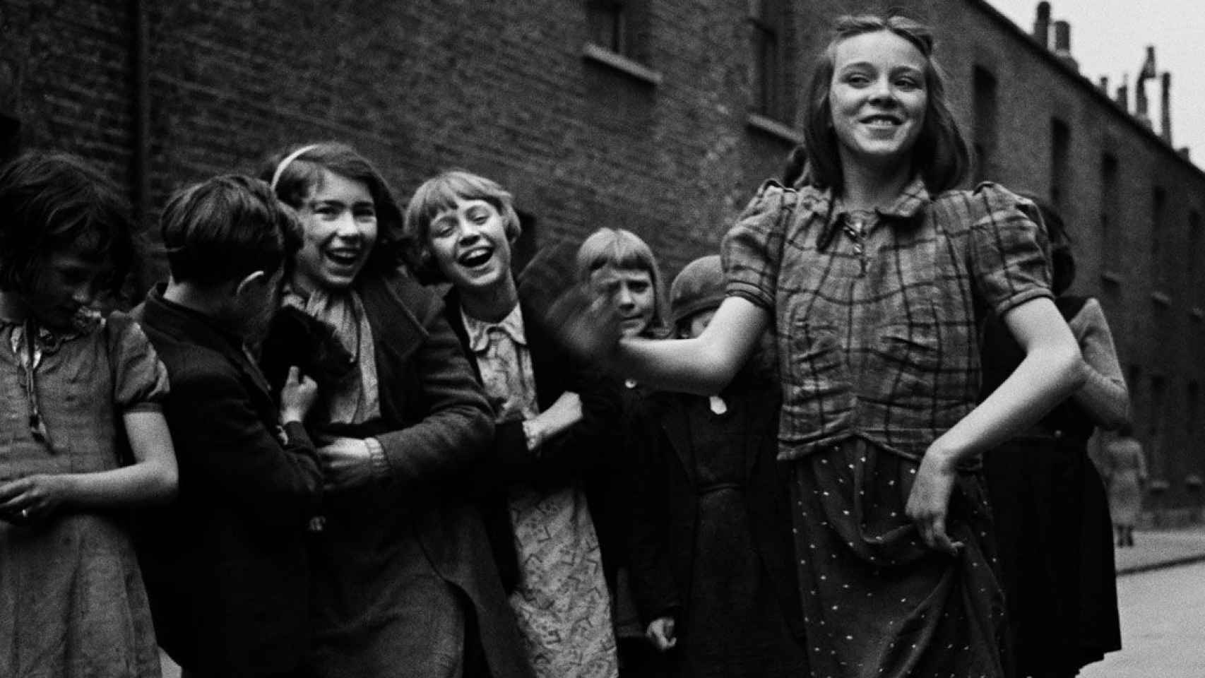 Joven del East End bailando «The Lambeth Walk», marzo de 1939