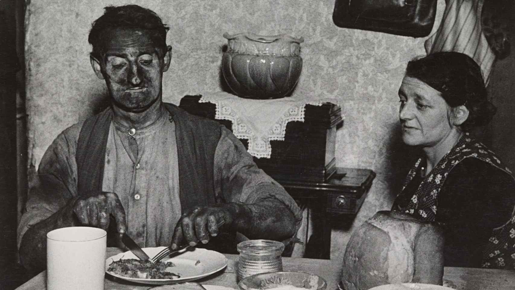 Minero de Northumbrian cenando. 1937
