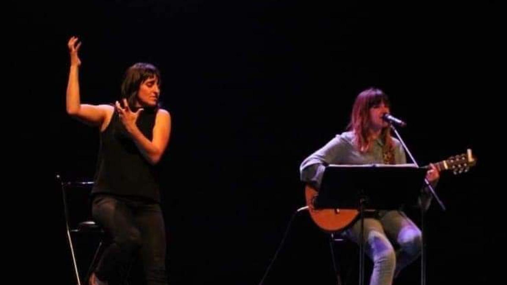 Rozalén y Bea, en el escenario.
