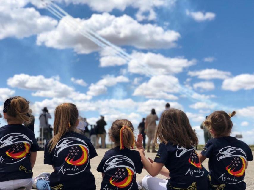 Las hijas y sobrinas del comandante Ayo Garvalena en una exhibición de la Patrulla Águila.