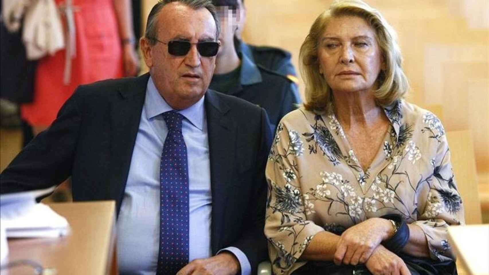 Carlos Fabra, junto a su mujer María Amparo Fernández. EE