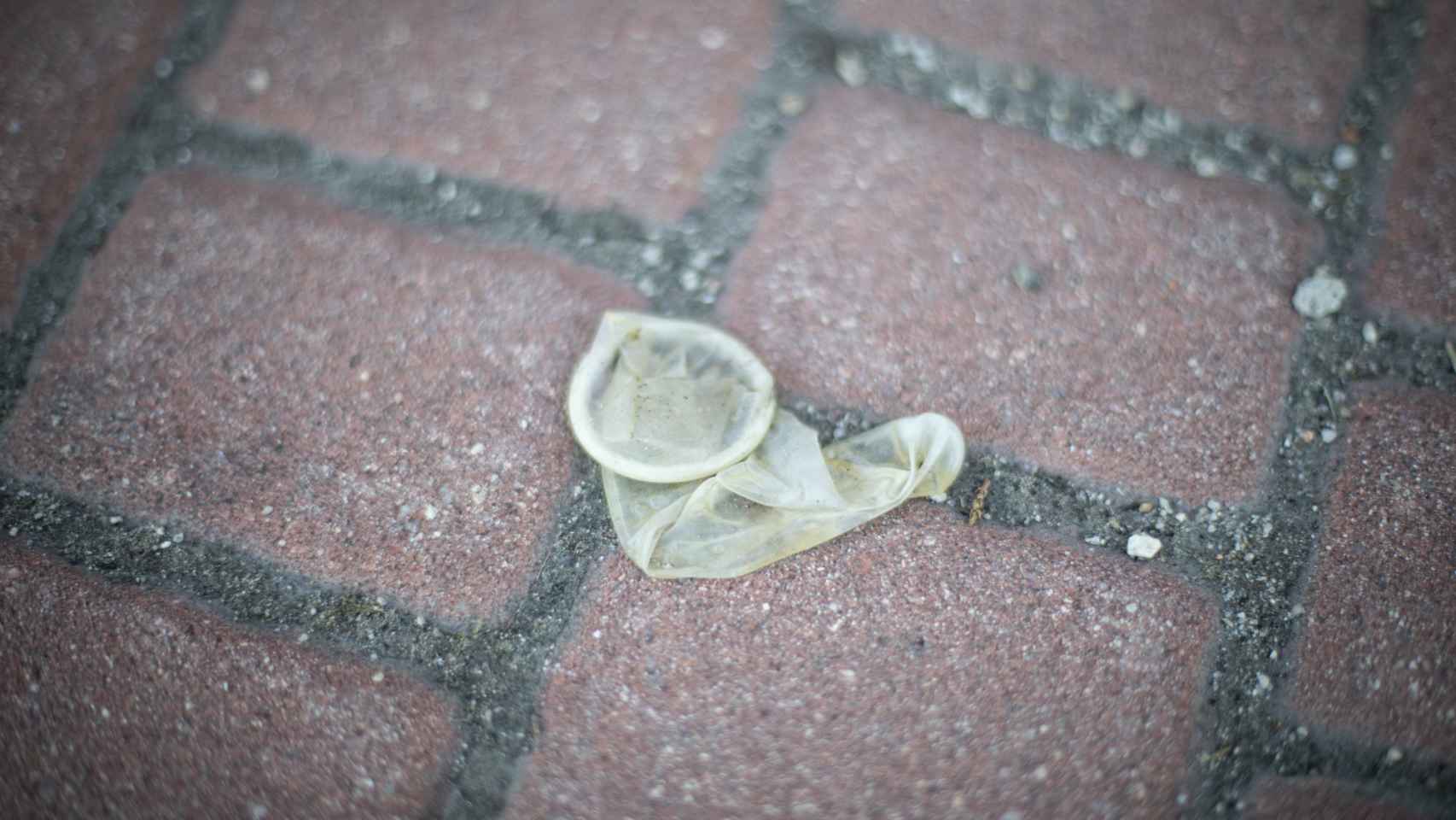 Un preservativo usado en las calle de la Colonia Marconi.