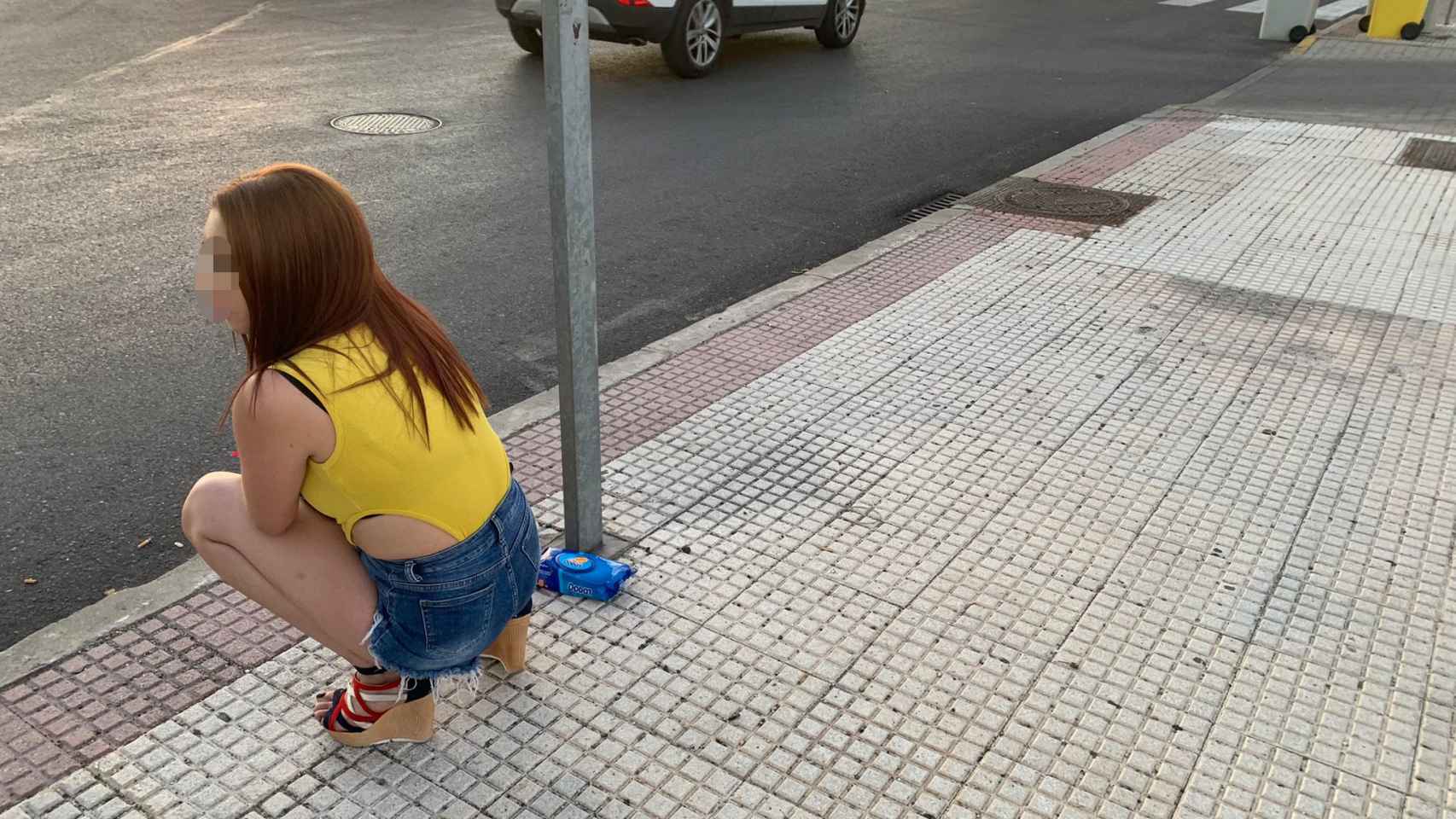 Una de las prostitutas de la 'rotonda caliente' de Marconi, en Villaverde, Madrid.