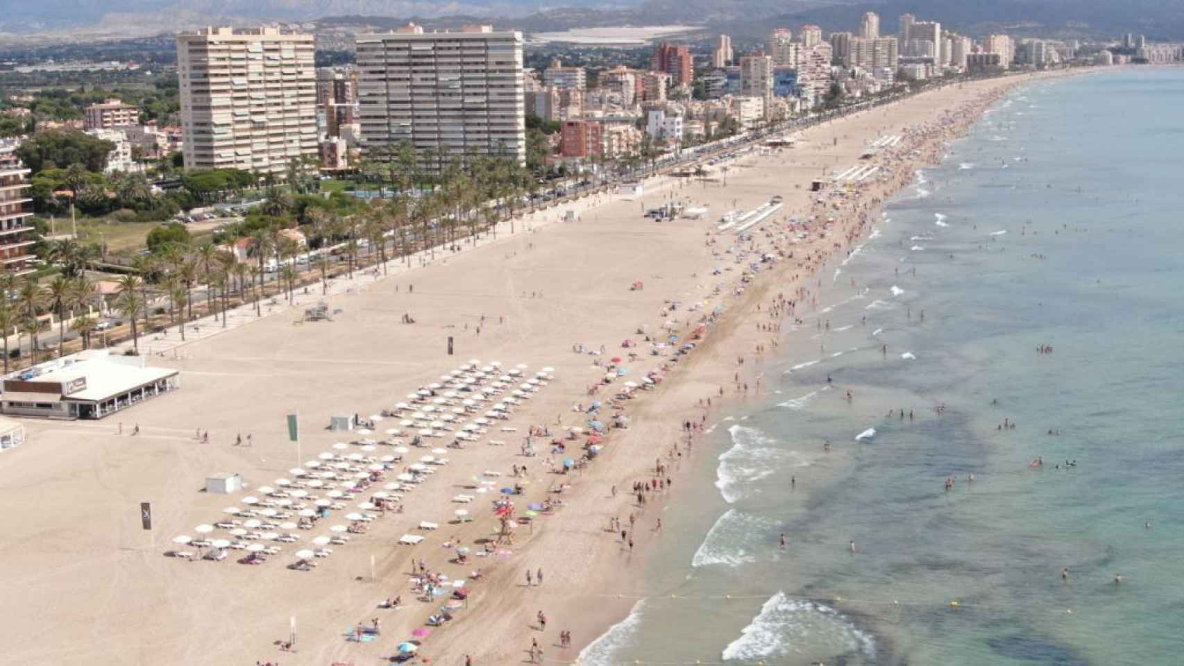 Vista de la Playa de San Juan en Alicante con todas las medidas anticovid.