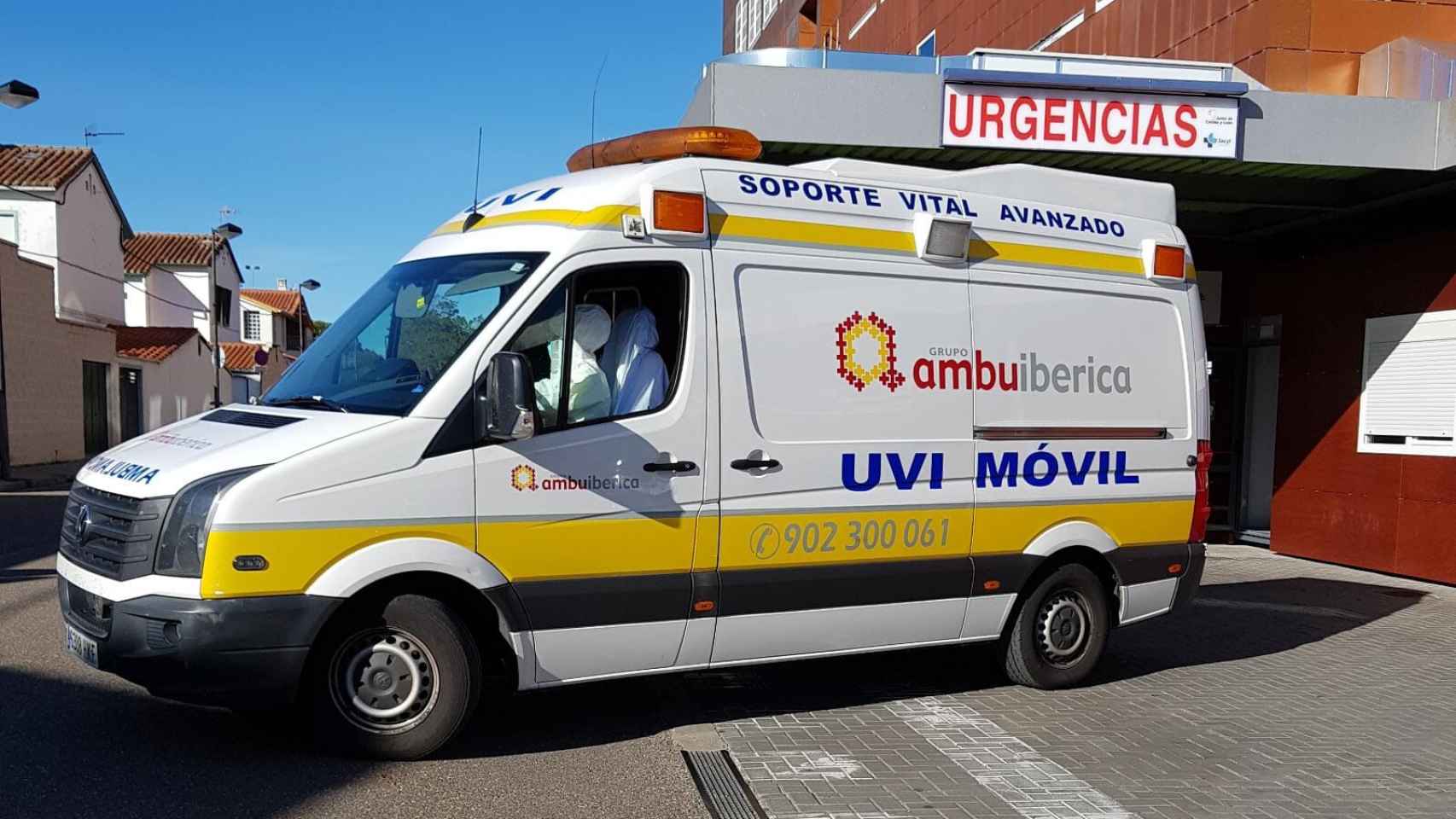 Ambulancia de Ambuibérica, a la salida de Urgencias del Hospital Virgen de la Concha de Zamora