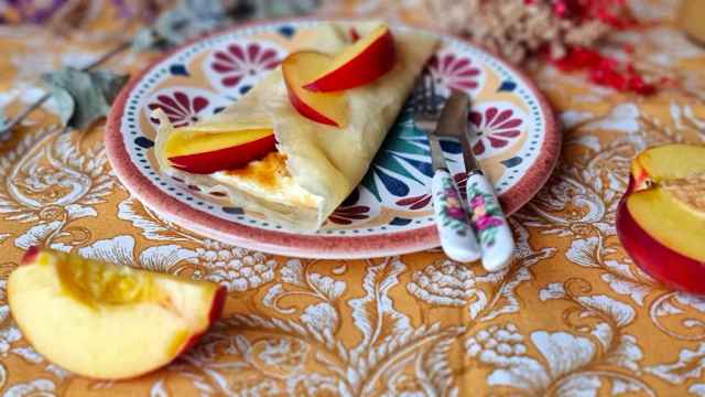 Crepes de nectarina y crema catalana, una postre con fruta