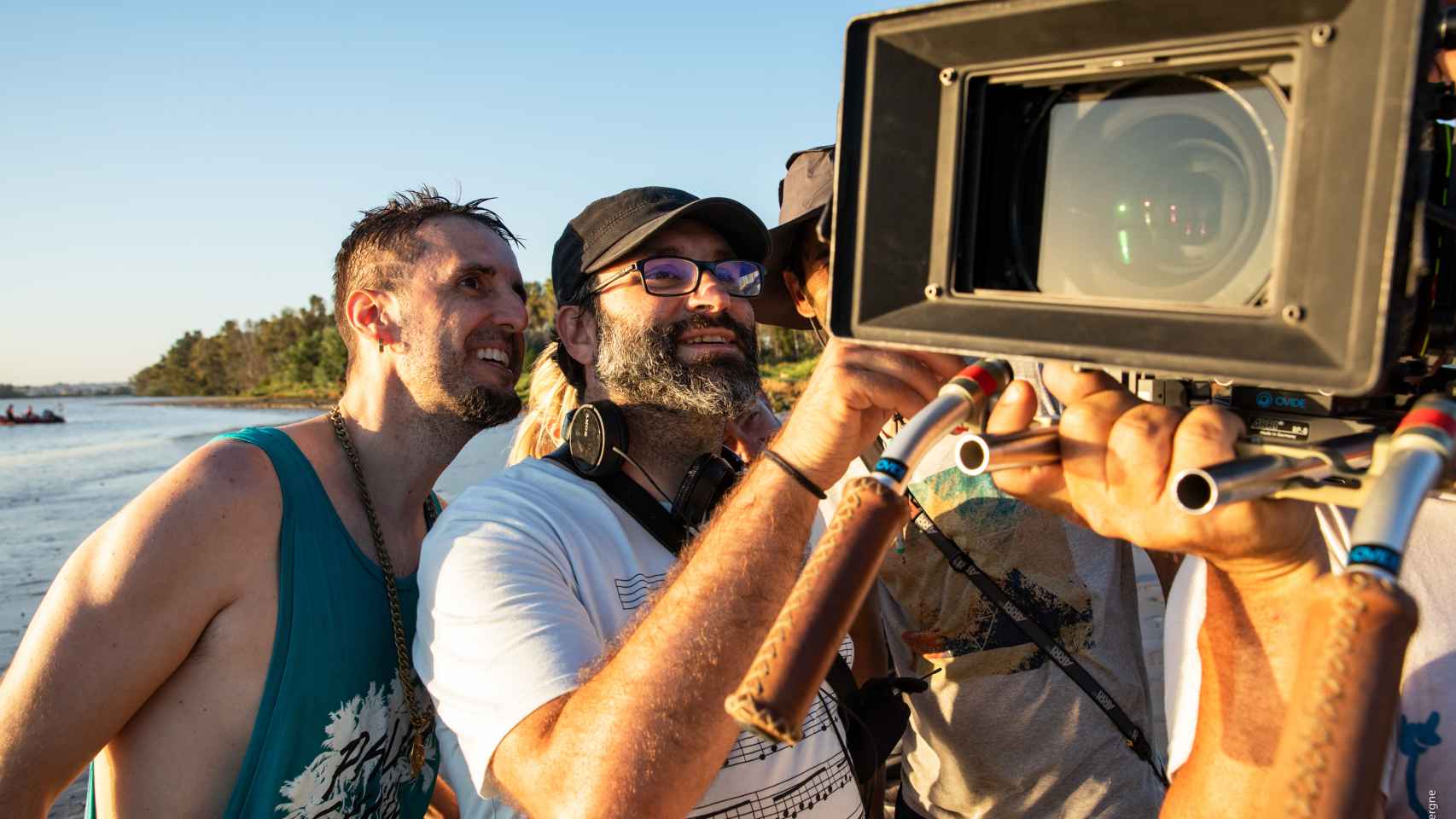 Carlos Therón (en el centro), junto a Julián López durante el rodaje de 'Operación Camarón'. Foto: Julio Vergne