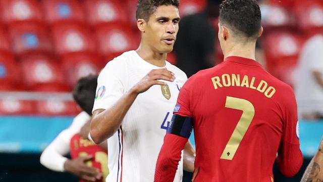 Varane saludando a Cristiano Ronaldo en el Portugal - Francia