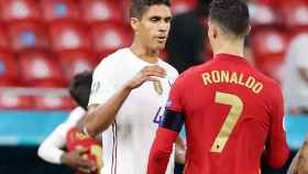 Varane saludando a Cristiano Ronaldo en el Portugal - Francia