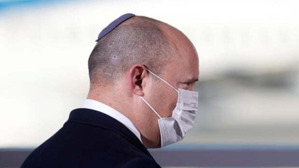 El primer ministro, Naftali Bennett, usando una mascarilla.