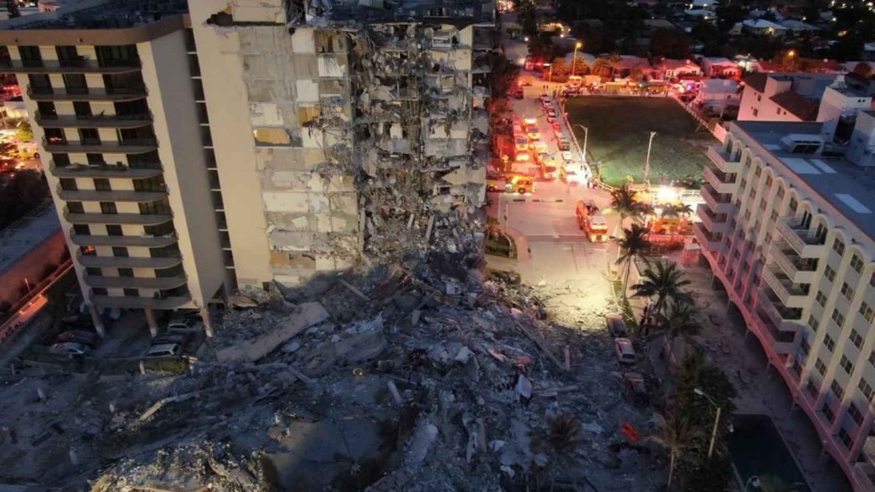 Imagen aérea del edificio de 12 pisos derrumbado en Miami.