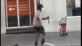 Imagen del agresor portando el cuchillo en las calles de Wurzburgo.