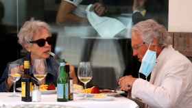 Una pareja come en un restaurante de Ronda, Málaga.