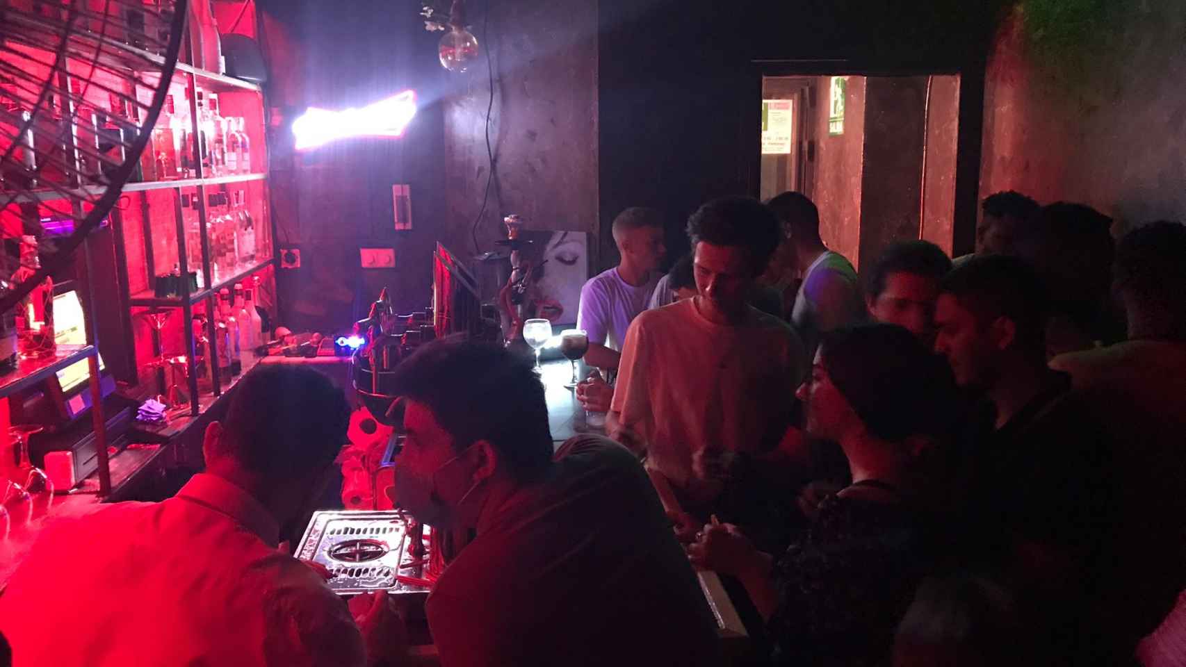 Un grupo de personas baila y disfruta en el interior de una discoteca de Madrid.