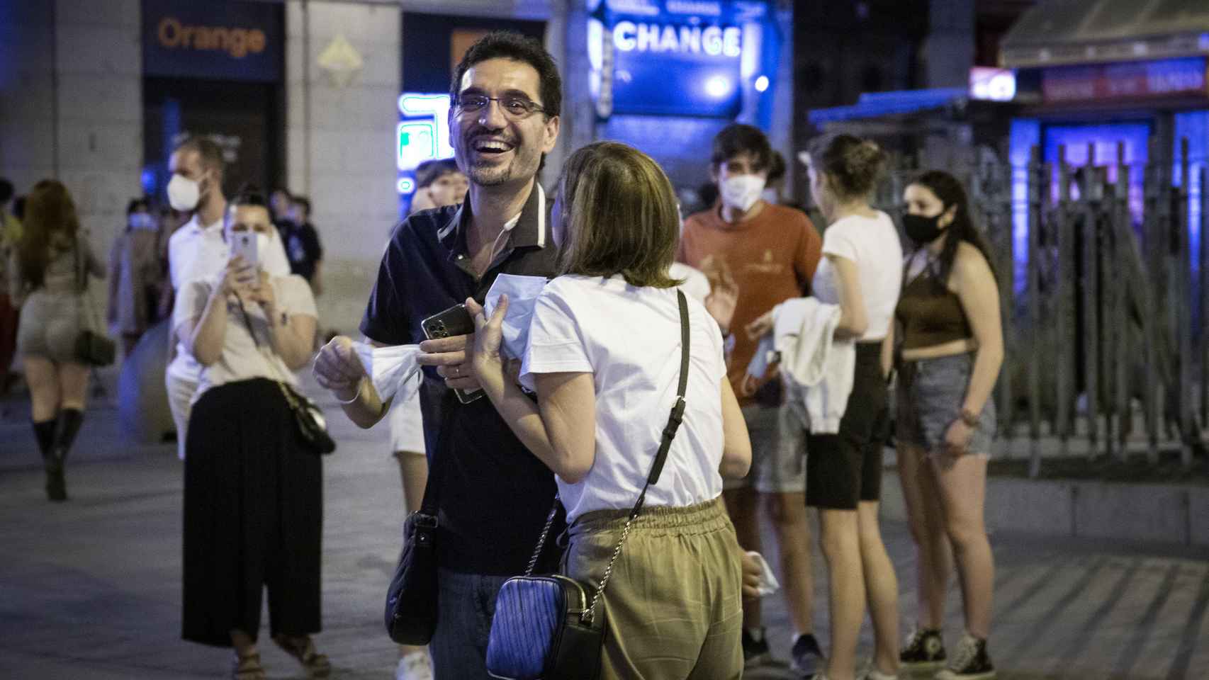 Una pareja sonríe, en Madrid, por el fin del uso de las mascarillas en exteriores.