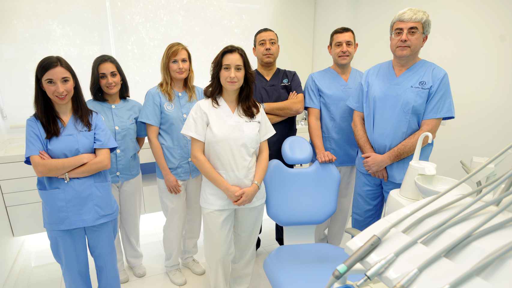 El personal de la clínica de Óscar, al fondo, de azul oscuro.
