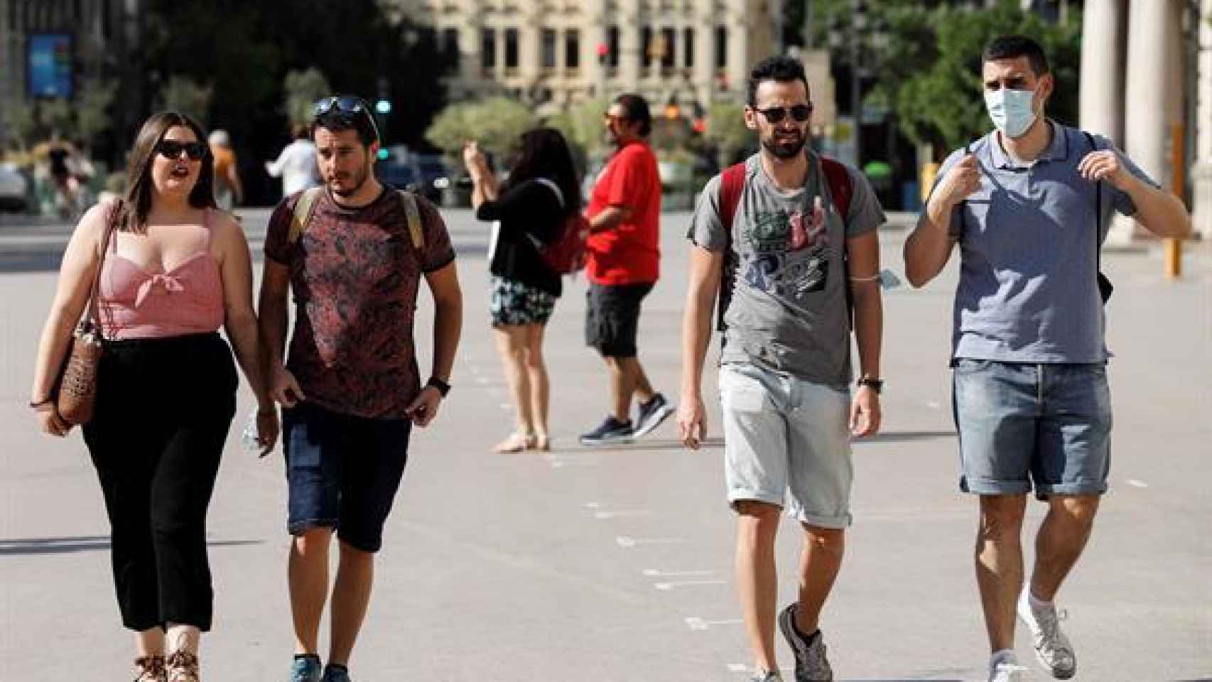 Varias personas sin mascarilla por el centro de Valencia este sábado, primer día sin obligatoriedad de usar mascarillas al aire libre,