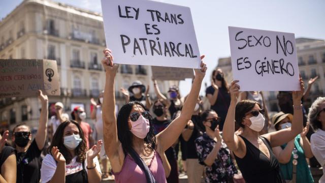 Varias mujeres con carteles.