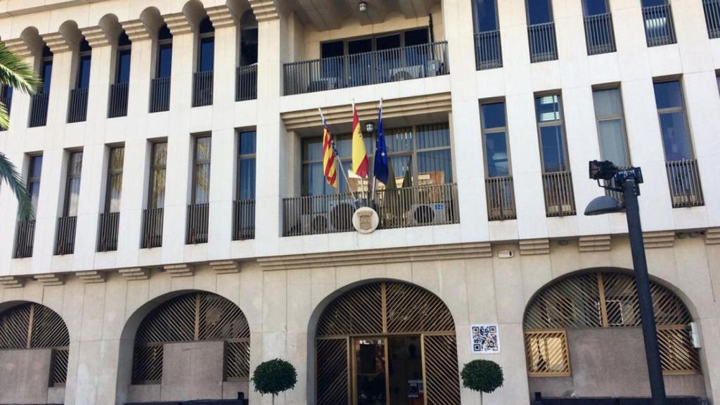 El Ayuntamiento situado en plaza España, San Joan