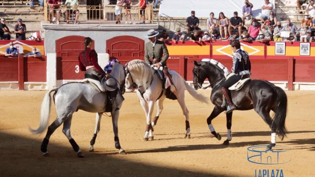 Gran tarde y gran triunfo de Andy Cartagena, a hombros en Alicante.