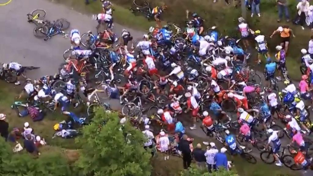 El Tour de Francia empieza con un susto brutal: caída masiva que para el pelotón en la primera etapa