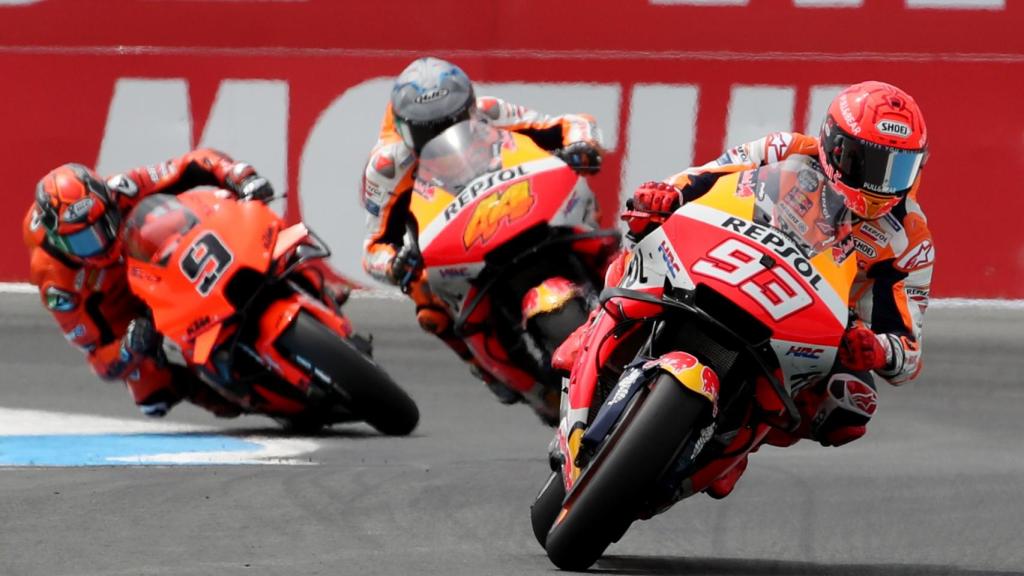 Marc Márquez deja atrás a dos pilotos en Assen