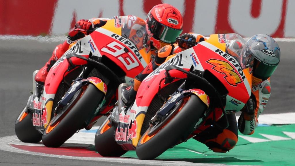 Marc Márquez tras Pol Espargaró en Assen