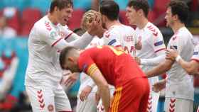 La selección de Dinamarca celebra un gol de Dolberg ante Gales en la Eurocopa 2020