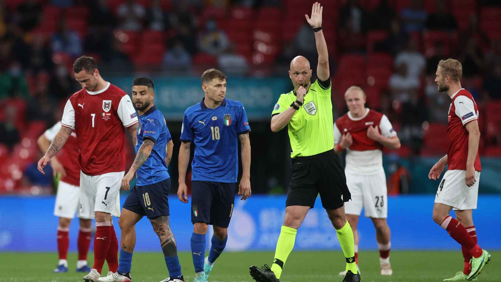 El árbitro Anthony Taylor anula el gol de Austria ante Italia en los octavos de la Eurocopa 2020
