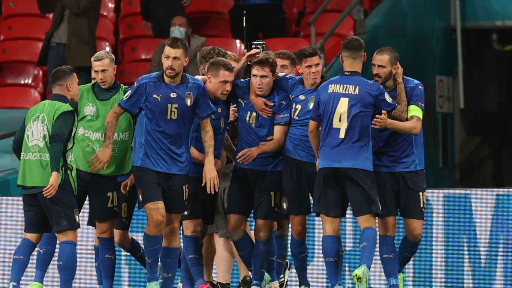 Piña de los jugadores de la selección de Italia para celebrar el gol de Chiesa en octavos de la Eurocopa 2020