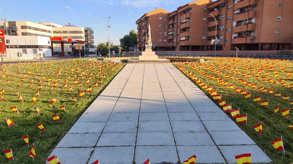 Llenan de banderas la rotonda de la avenida de Barber, en Toledo.