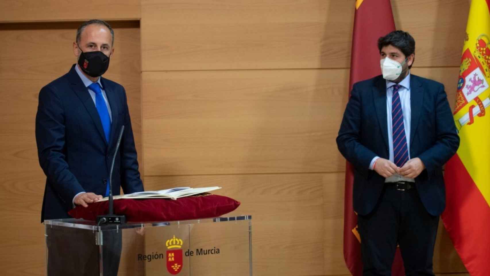 Javier Celdrán tomando posesión de su cargo bajo la atenta mirada del presidente, Fernando López Miras.