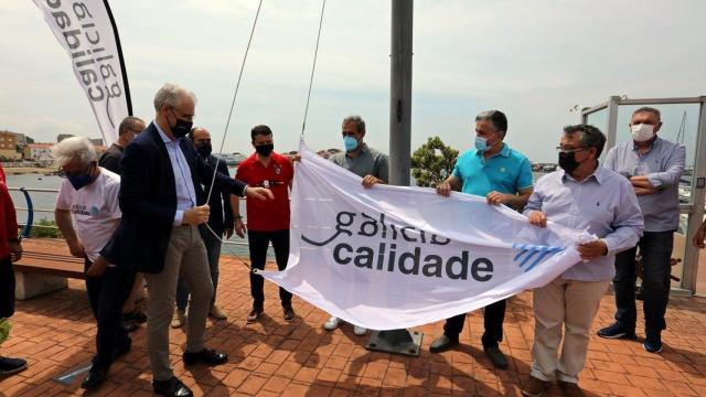 El vicepresidente segundo de la Xunta, Francisco Conde, entrega el distintivo ‘Galicia Calidade’ al Club Náutico Boiro-Marina Cabo de Cruz