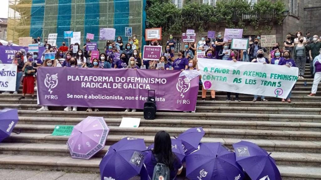 Concentración en la Praza da Quintana de Santiago de Compostela convocada por la Plataforma do Feminismo de Galicia contra la ley trans