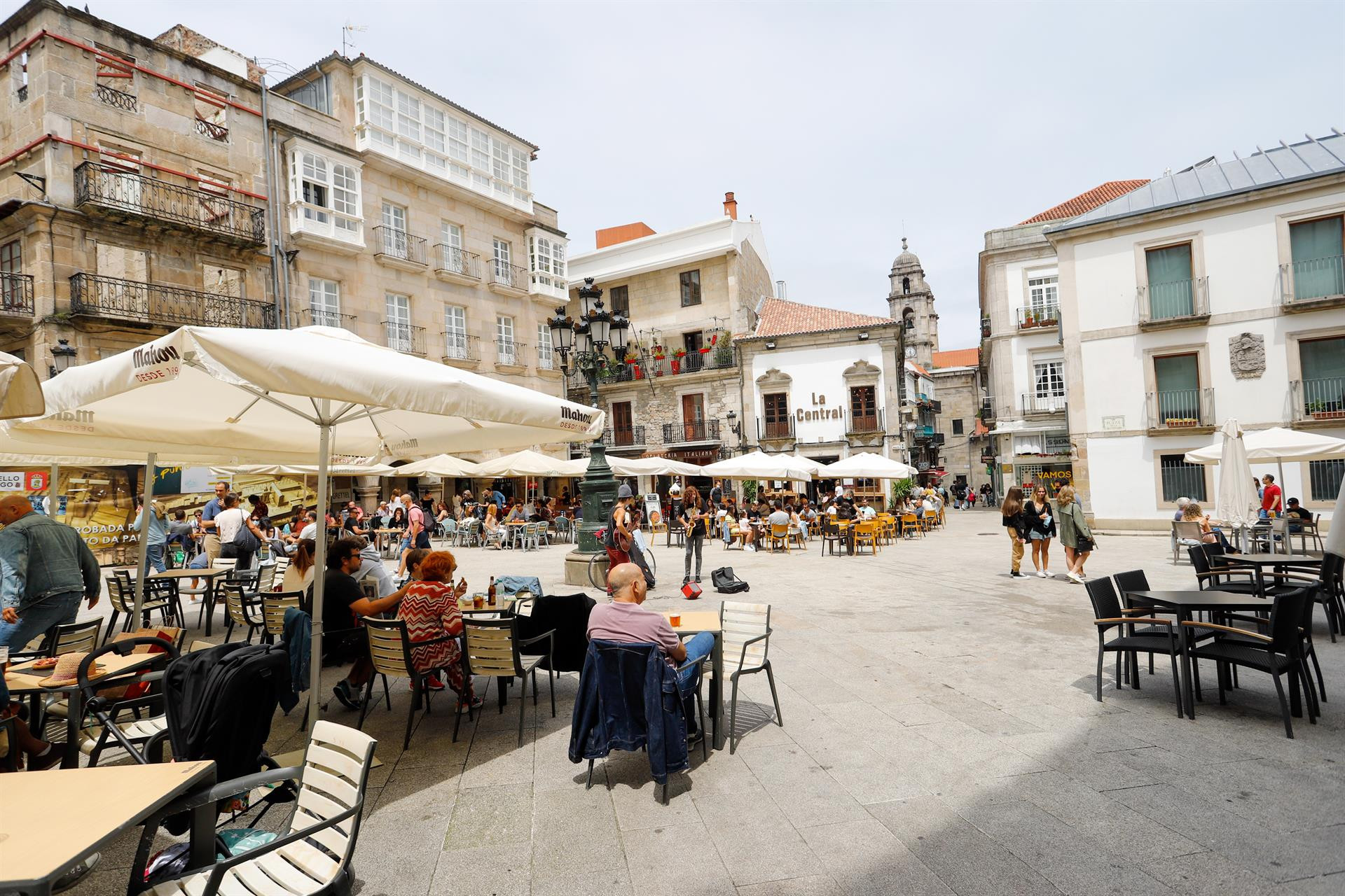 Varias personas en una terraza de Vigo, a 26 de junio de 2021