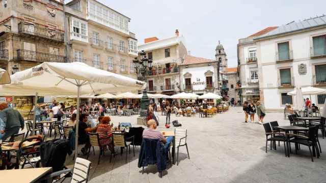 Varias personas en una terraza de Vigo, a 26 de junio de 2021