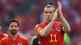 Bale aplaude a la afición con Gales