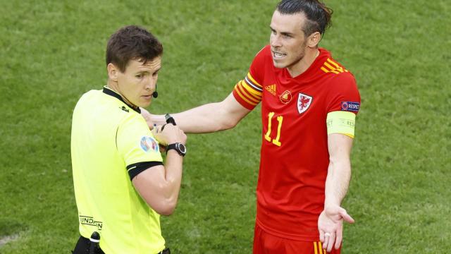 Bale protestando al colegiado durante un partido de Gales