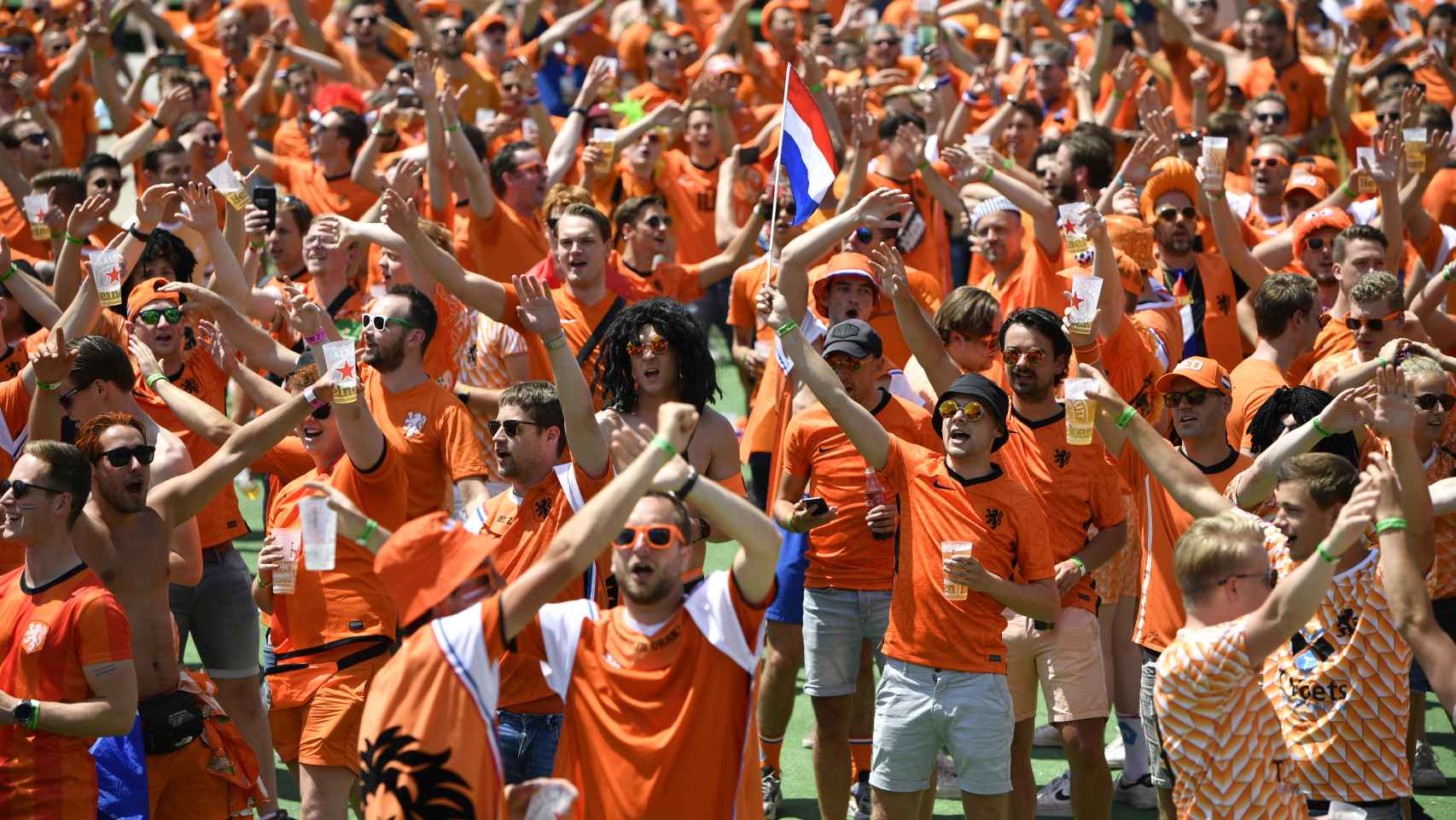 Los aficionados neerlandeses, durante la previa del Países Bajos - República Checa