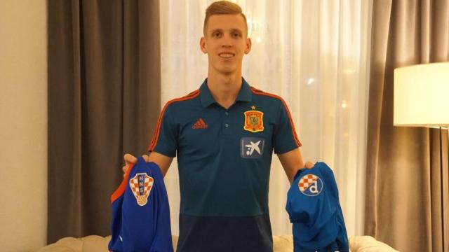 Dani Olmo posando con las camisetas de Croacia y del Dinamo de Zagreb