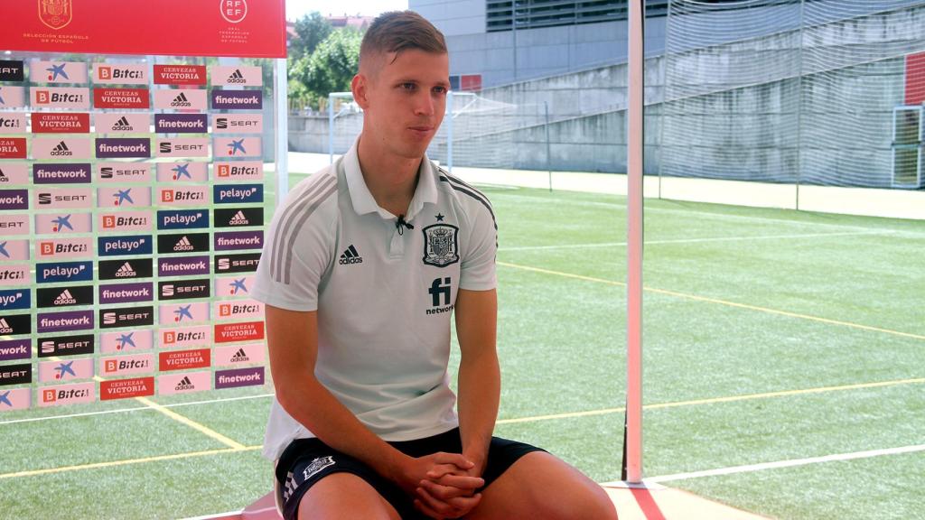 Dani Olmo, durante la entrevista con EL ESPAÑOL