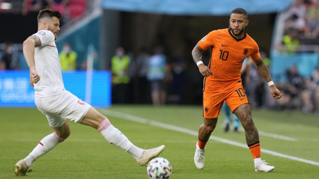 Memphis Depay intenta jugar un balón contra la República Checa