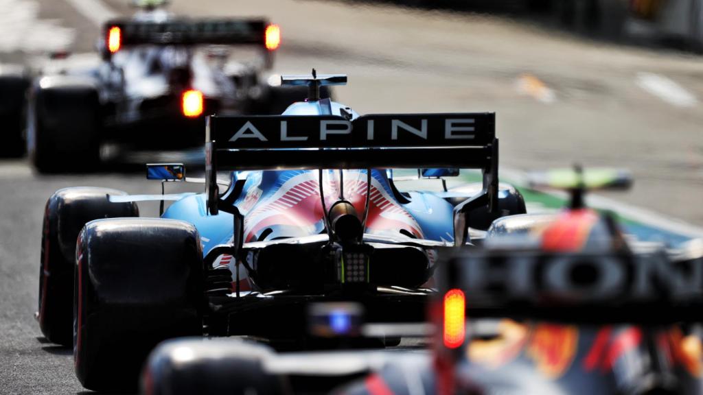 Fernando Alonso en el pit lane del Red Bull Ring