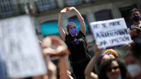 Centeneras de personas pertenecientes a organizaciones feministas se concentraron este sábado en la Puerta del Sol de Madrid.