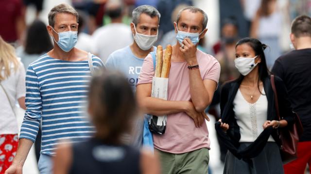 Varios viandantes en las calles de París.