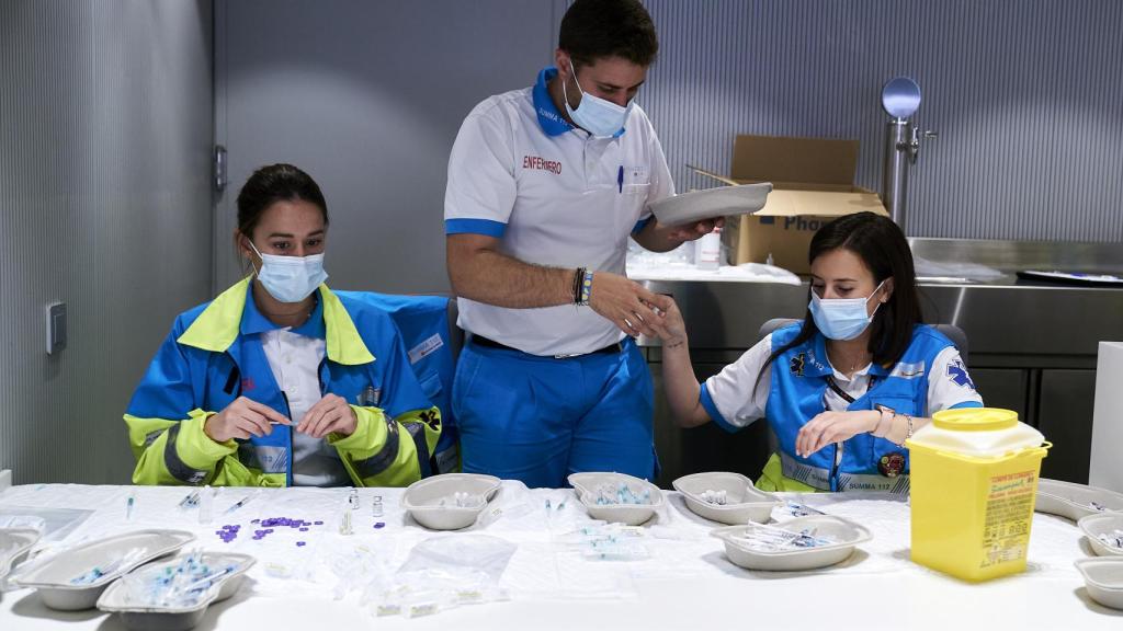 Varios sanitarios preparan las vacunas de la dosis de Pfizer en el Wanda Metropoitano.