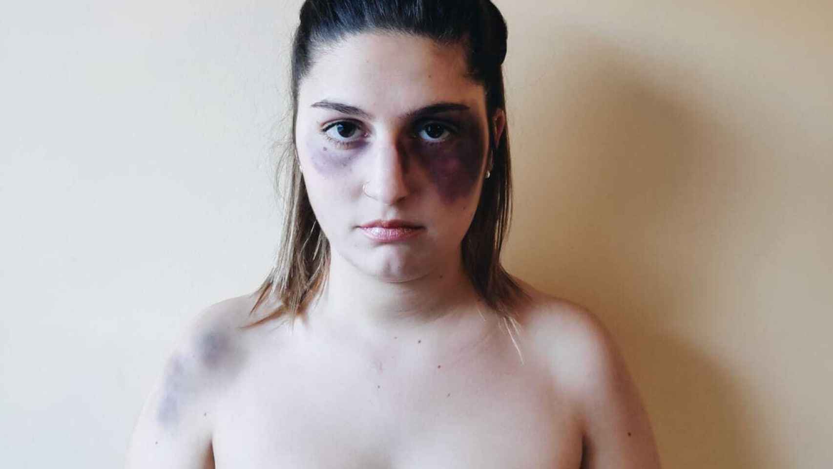Noelia, maquillada en la imagen para reclamar más protección, recibió ocho puñaladas hace seis años