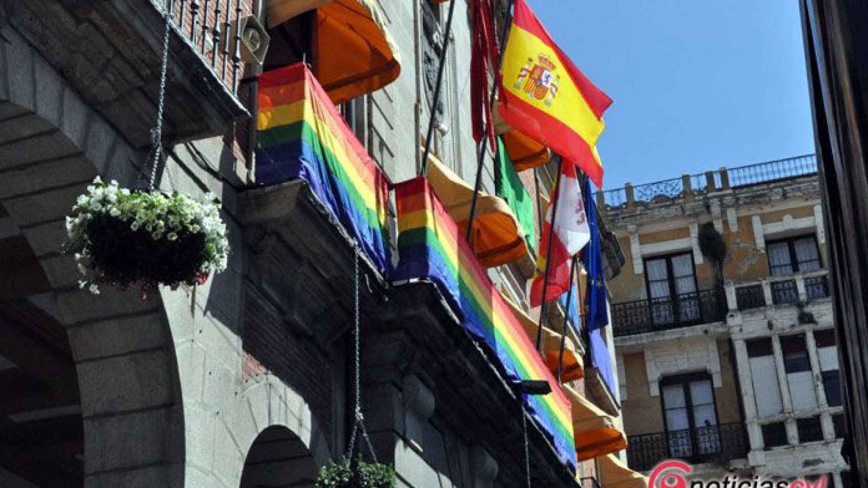 Bandera LGTBI en el Ayuntamiento de Zamora